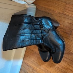 Frye Black Lisa Boots. Full Leather (PLEASE Note the R Heel Lost Rubber.